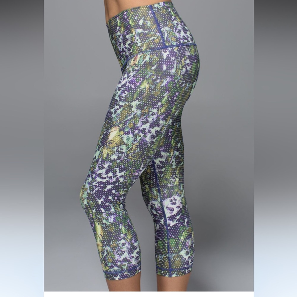 74. Lululemon Wunder Under Crop Luxtreme (Roll Down) Floral Sport White Multi 12